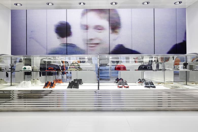 a number of names* がロンドンに旗艦店をオープン