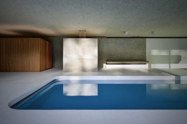 act_romegialli が19世紀の建造物をリノベートしプールを設置