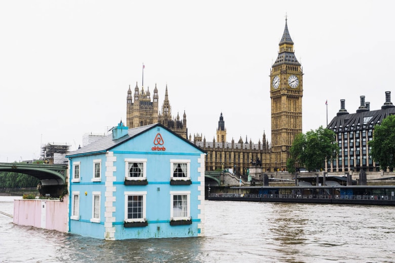 Airbnb のテムズ川に浮かぶ水上住宅