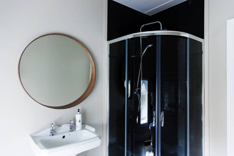 Airbnb のテムズ川に浮かぶ水上住宅