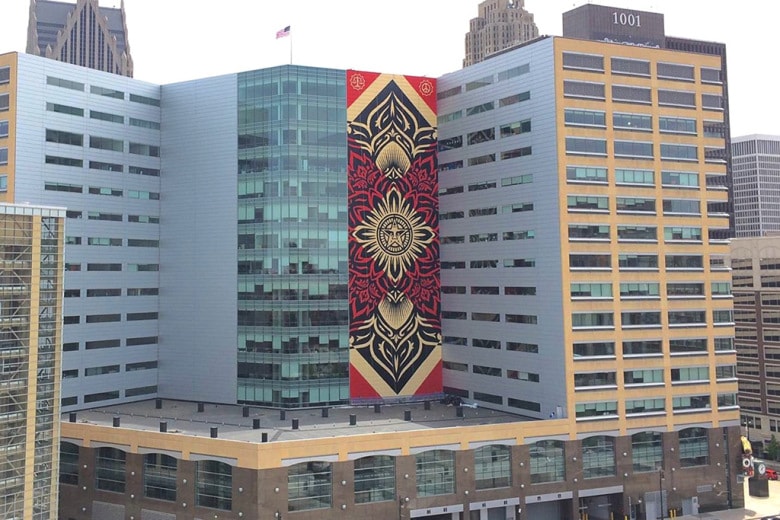 Shepard Fairey がデトロイトに巨大なウォールアートを描く