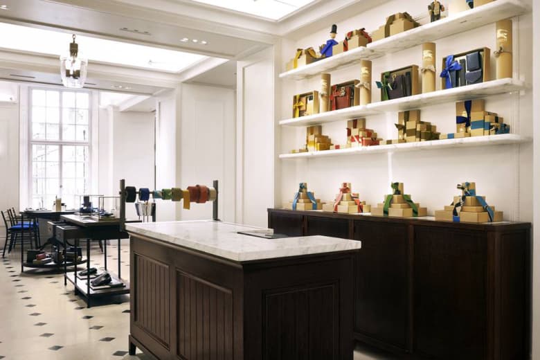 Burberry 初のカフェがロンドンの旗艦店にオープン