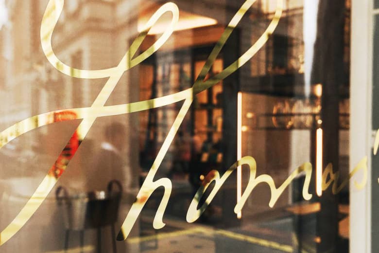 Burberry 初のカフェがロンドンの旗艦店にオープン