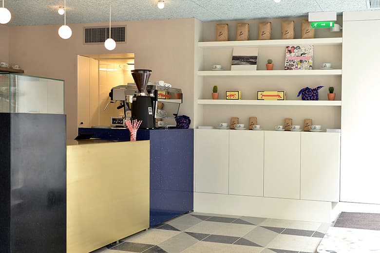 Maison Kitsuné パリにカフェを併設した新店舗をオープン