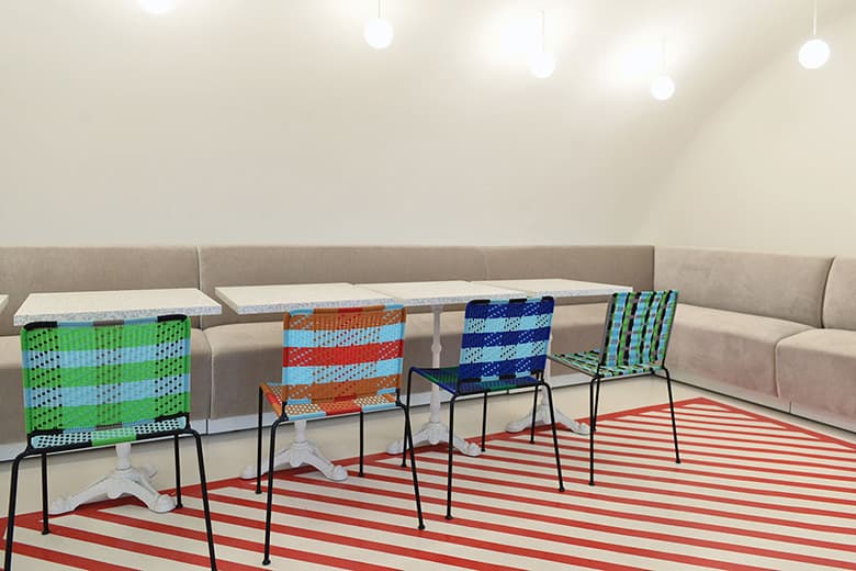 Maison Kitsuné パリにカフェを併設した新店舗をオープン