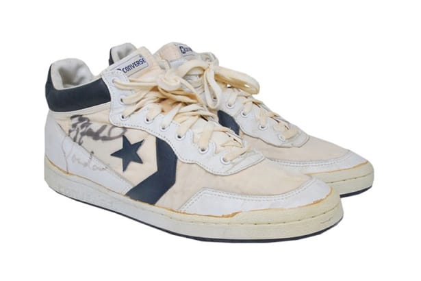 Michael Jordan が1984年オリンピックで使用したバッシュが競売に