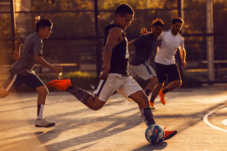 Nike がチリのストリートサッカーをとらえた Inside Small Sided を公開 Hypebeast Jp Nike がチリのストリートサッカーをとらえた Inside Small Sided を公開 Hypebeast Jp
