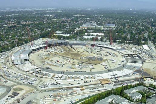 Appleのスペースシップ型新オフィスをドローンが撮影