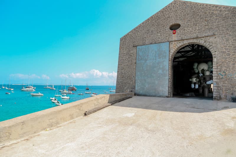 KAWS インスタレーション @ La Nave / Las Salinas