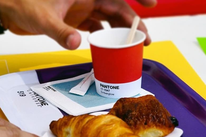 Pantone のポップアップカフェがモナコにオープン