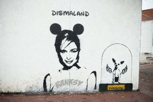 Paris Hilton が Banksy の壁画で“Dismaland”を宣伝？