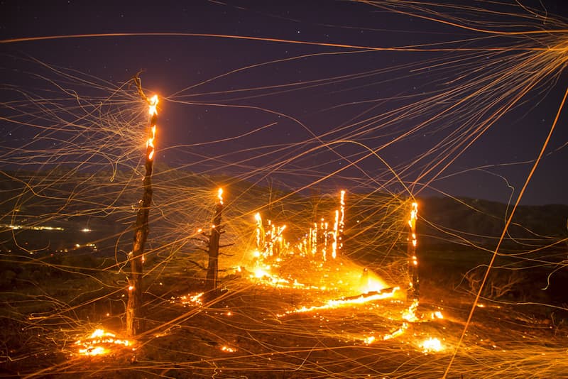 カリフォルニアの壮大な山火事を美しく捉えたフォトシリーズ