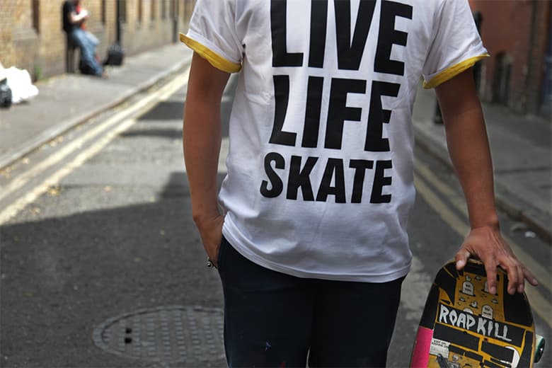KATHARINE HAMNETT LAB x SILAS の Skateistan チャリティ“スローガンTシャツ”