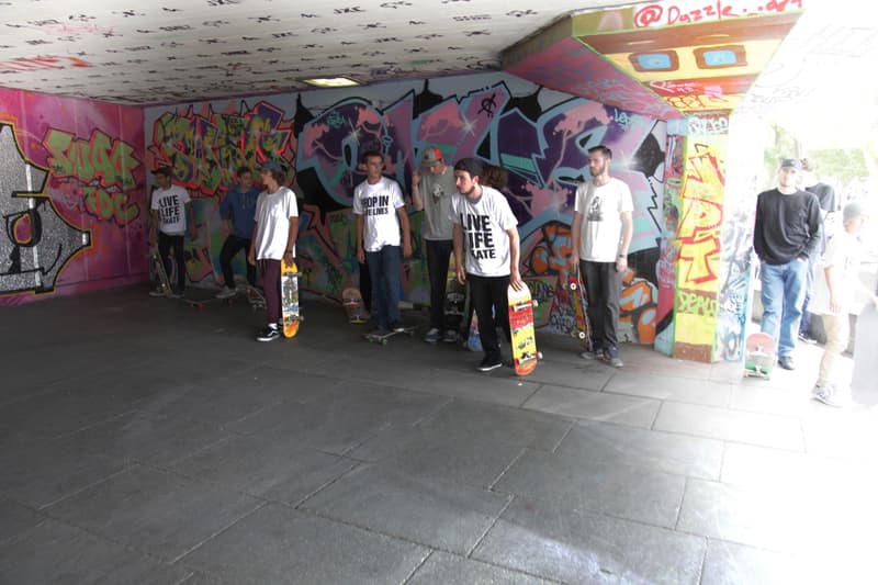 KATHARINE HAMNETT LAB x SILAS の Skateistan チャリティ“スローガンTシャツ”