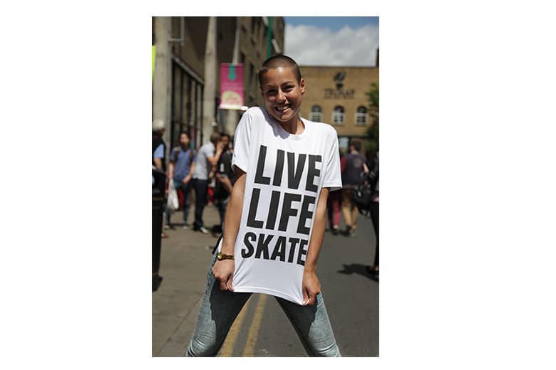 KATHARINE HAMNETT LAB x SILAS の Skateistan チャリティ“スローガンTシャツ”