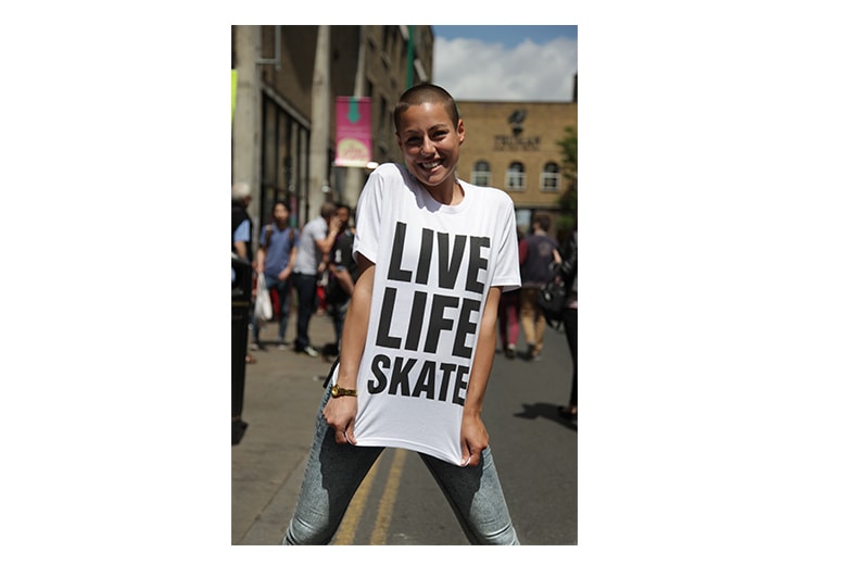 KATHARINE HAMNETT LAB x SILAS の Skateistan チャリティ“スローガンTシャツ”