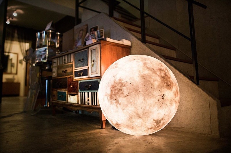 月のようなランプ “Luna”