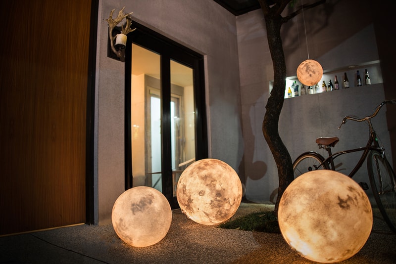月のようなランプ “Luna”