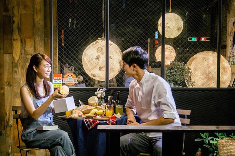 月のようなランプ “Luna”