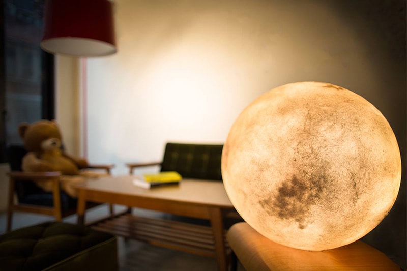 月のようなランプ “Luna”