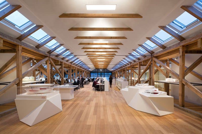 オフィスに生まれ変わった古いボートハウス