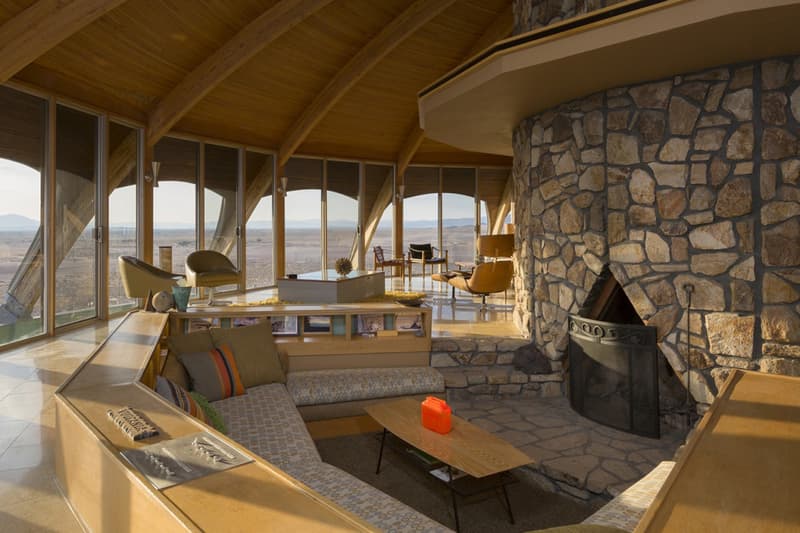 モハべ砂漠のオアシス “The Volcano House”