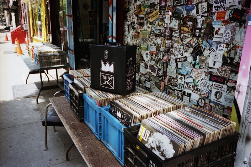 Jean-Michel Basquiat のアートワークを使用した “Beat Bop Record Box”