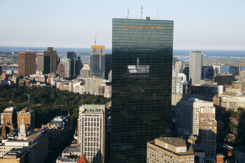 JR の大型作品がボストンの John Hancock Tower の外壁に登場