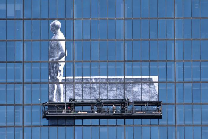 JR の大型作品がボストンの John Hancock Tower の外壁に登場