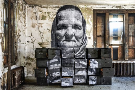 JR のアート展 “Crossing”