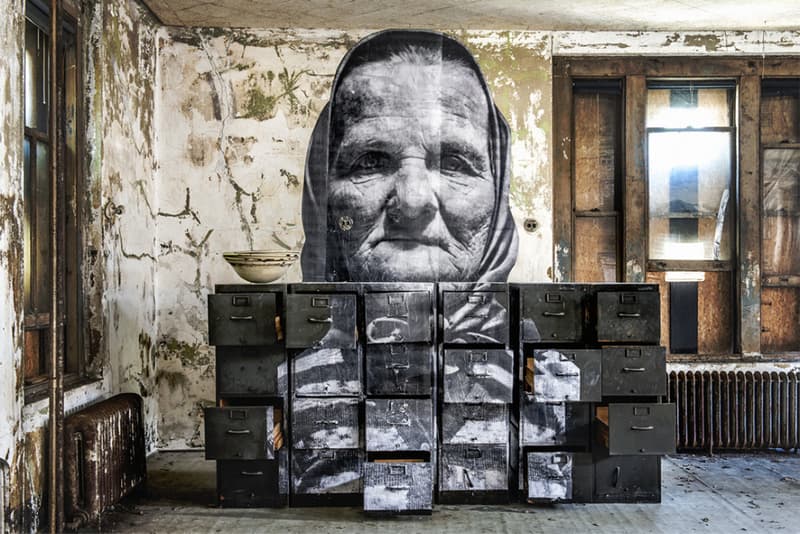 JR のアート展 “Crossing”