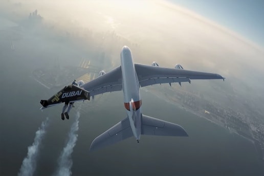 ドバイの空に飛んだ“ジェットマン”とエミレーツA380
