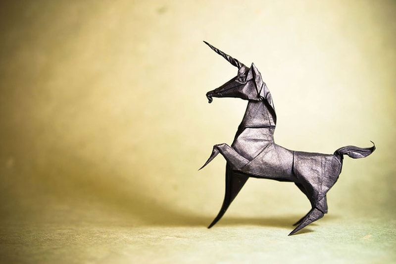 アーティストが生み出す繊細な折り紙作品