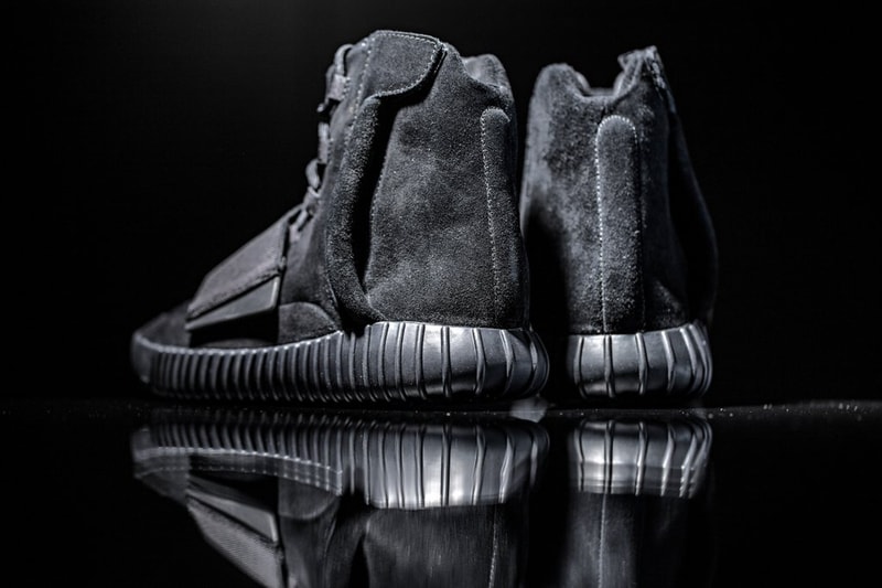 adidas Originals Yeezy Boost 750 “Triple-Black”にクローズアップ