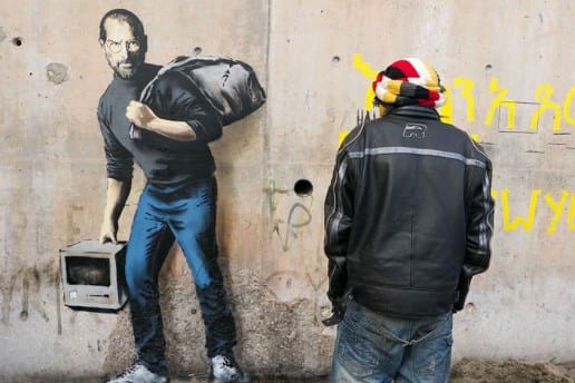 Banksy がフランス情勢を示唆する Steve Jobs の壁画を制作