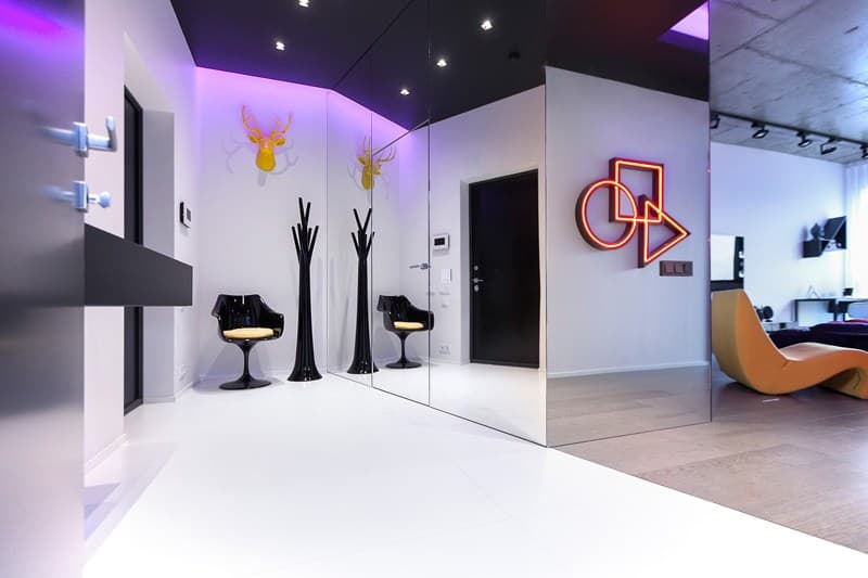 ライトで大きく表情を変える白黒のアパートメント