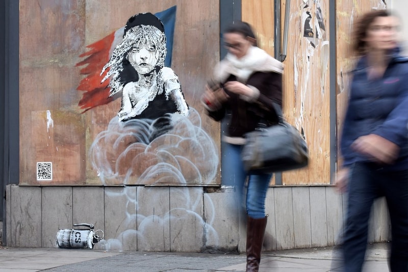 Banksy が『レ・ミゼラブル』を引用した最新のアートワークで難民キャンプでの事件を批判