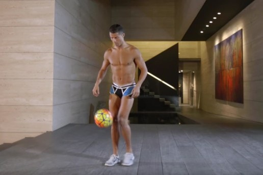 Cristiano Ronaldo が下着姿でサッカースキルを披露 Hypebeast Jp