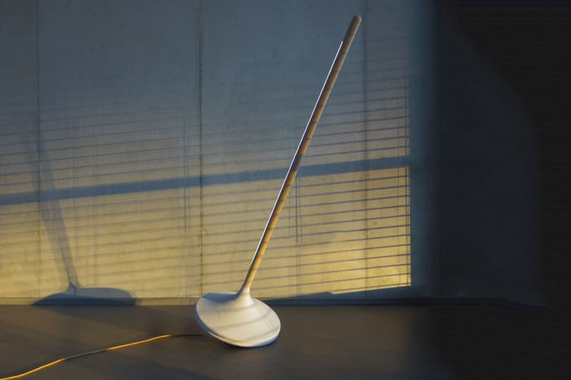 コマの形からインスパイアされたフロアランプ
