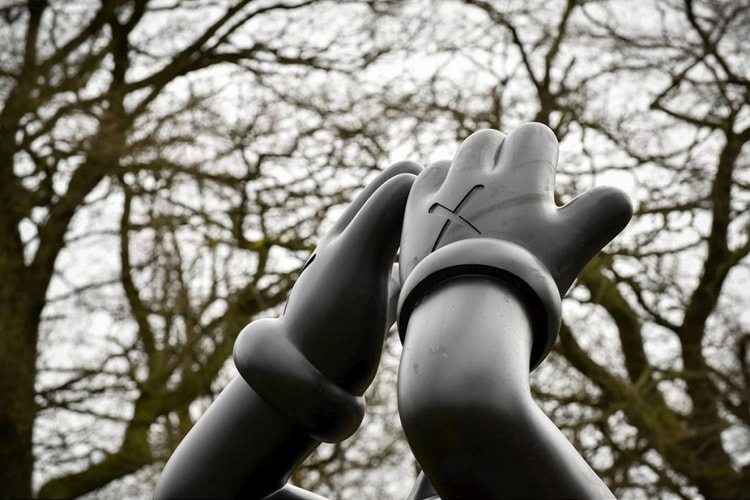 KAWS がイギリスの Yorkshire Sculpture Park で展示会を開催