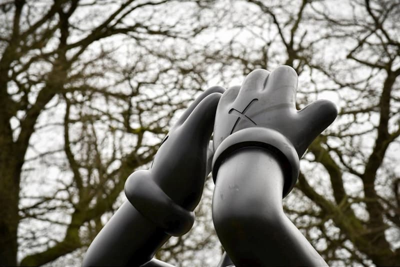 KAWS がイギリスの Yorkshire Sculpture Park で展示会を開催