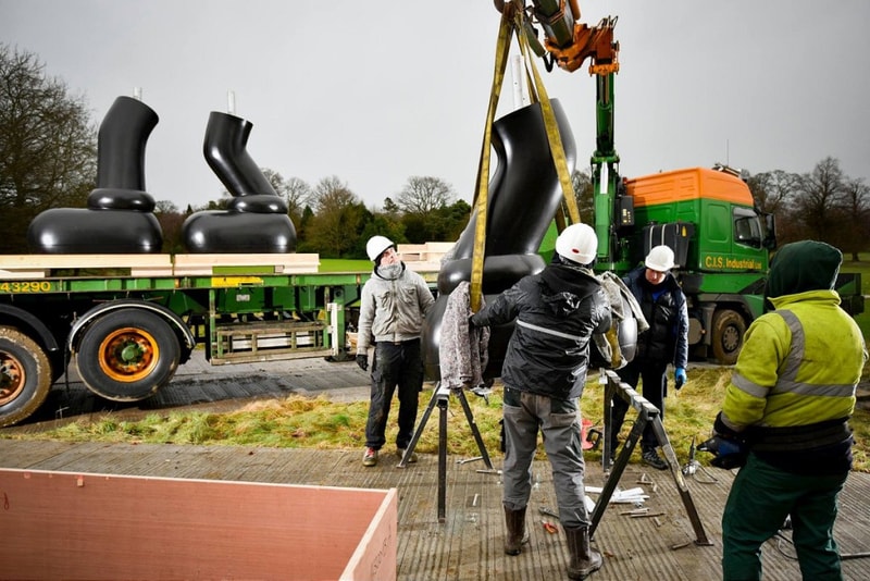 KAWS がイギリスの Yorkshire Sculpture Park で展示会を開催