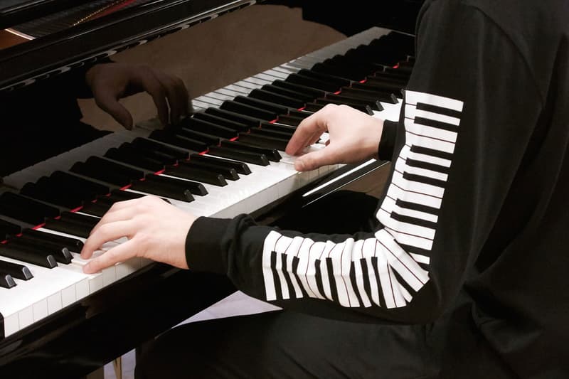 Opening Ceremony がクラシックミュージシャンのツアーグッズをデザイン