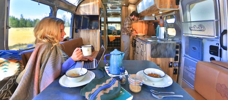 アメリカ合衆国国立公園局の100周年を記念する Pendleton と Airstream のトラベルトレーラー