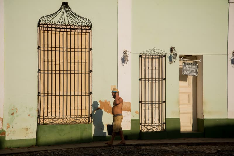 小見山峻の写真展 “Letter From República” が『LIGHT UP COFFEE』で開催