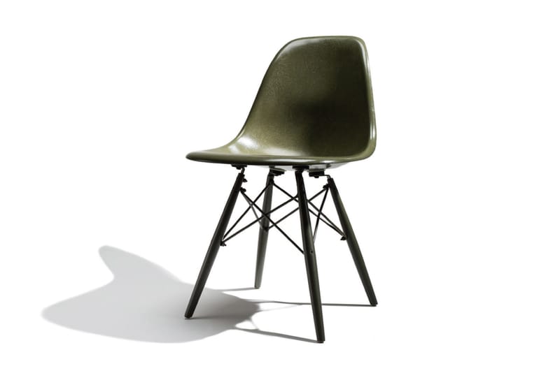 Undefeated が Modernica とタッグを組みファイバーグラスシェルチェアを製作