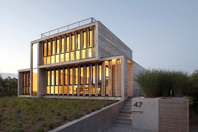 海から数百メートルの丘の上に建つアマガンセットのモダンな一軒家