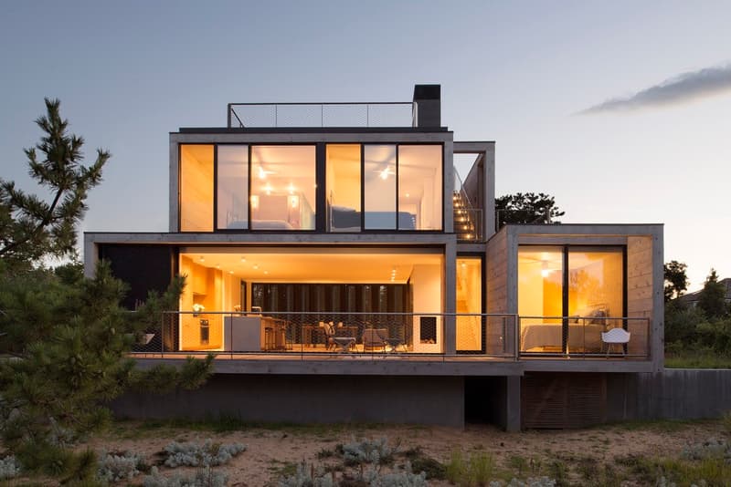 海から数百メートルの丘の上に建つアマガンセットのモダンな一軒家