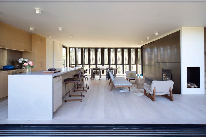 海から数百メートルの丘の上に建つアマガンセットのモダンな一軒家