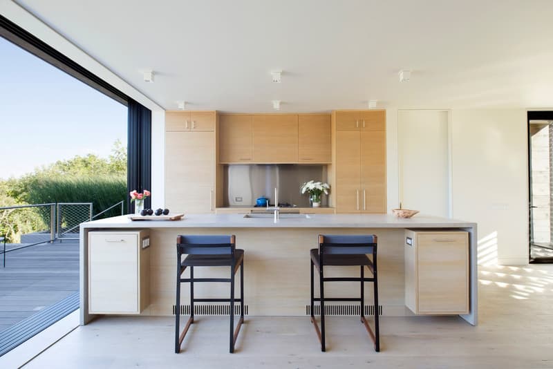 海から数百メートルの丘の上に建つアマガンセットのモダンな一軒家